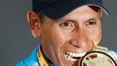 الكولومبي نايرو كينتانا يحتفل بفوزه بالمرحلة 18 لسباق فرنسا للدراجات