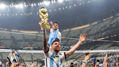 ليونيل ميسي يرفع كأس العالم