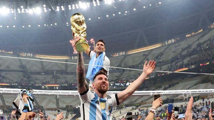 ليونيل ميسي يرفع كأس العالم