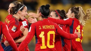 إسبانيا تقسو على كوستاريكا في مونديال السيدات استهل المنتخب الإسباني مشاركته في بطولة كأس العالم 2023 لكرة القدم للسيدات، بالفوز على نظيره الكوستاريكي 0-3 يوم الجمعة، في أولى مباريات المجموعة الثالثة بالدور الأول للبطولة، المقامة حالياً في أستراليا ونيوزيلندا. وحسم المنتخب الإسباني المباراة في شوطها الأول، حيث افتتح التسجيل في الدقيقة 21 بهدف عكسي سجلته فاليريا كامبو غوتيريز لاعبة كوستاريكا عن طريق الخطأ بمرمى فريقها. وأضافت اللاعبتان آيتونا بونماتي واستر جونزاليس الهدفين الآخرين في الدقيقتين 23 و27.