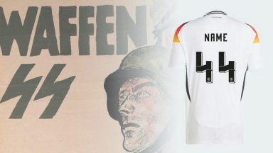 قميص ألمانيا يحمل شعار النازية