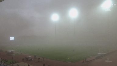 عاصفة رملية تجتاح مباراة في الدوري السعودي