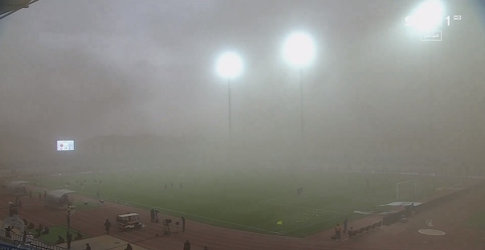 عاصفة رملية تجتاح مباراة في الدوري السعودي (فيديو)
