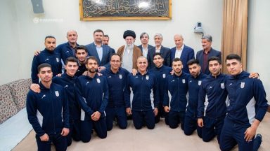 الإمام الخامنئي يستقبل منتخب إيران لكرة الصالات