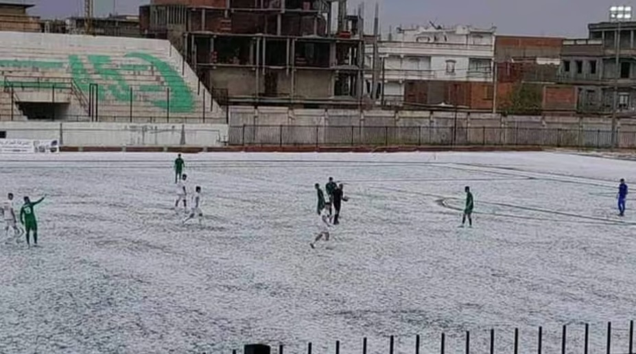 الثلوج توقف مباراة في الدوري الجزائري (فيديو)