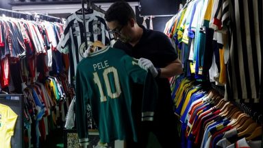 مشجع برازيلي يدخل التاريخ باقتناء 6101 قميصاً لكرة القدم